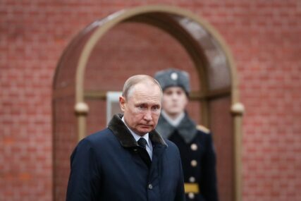 LIDER RUSIJE “MASKIRAN” DO NEPREPOZNATLJIVOSTI Ovako se Putin čuva od korona virusa (VIDEO)