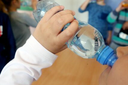 ZDRAVA NAVIKA Ovih pet trikova će vam pomoći da nagovorite dijete da pije više vode