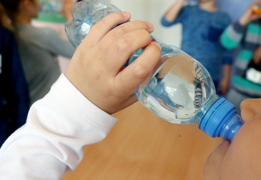 ZDRAVA NAVIKA Ovih pet trikova će vam pomoći da nagovorite dijete da pije više vode