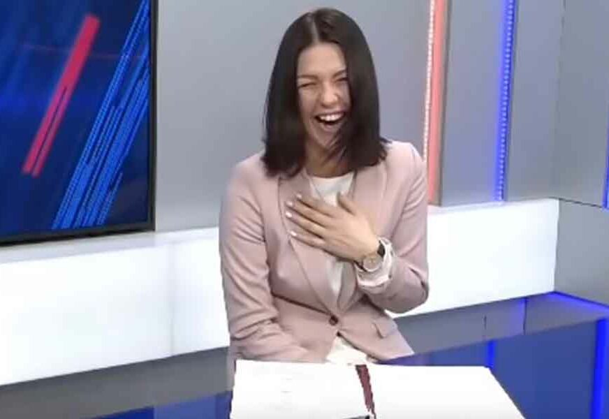 ZACENILA SE ZBOG SVOJE GREŠKE Voditeljka nekontrolisanim smijehom prekinula vijesti (VIDEO)