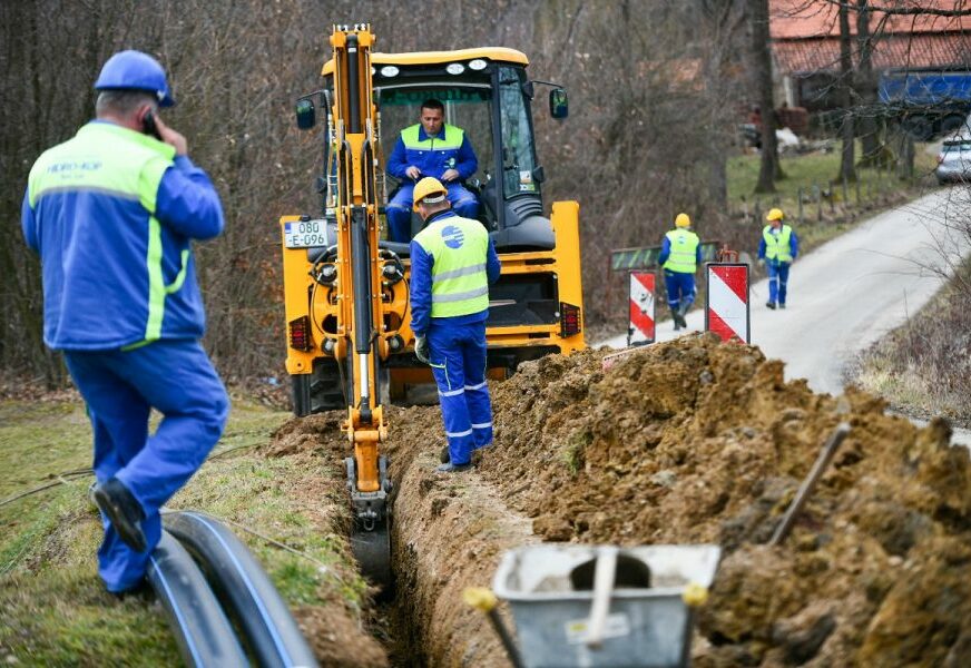 VODA STIŽE U 500 DOMAĆINSTAVA Počela izgradnja vodovodne mreže za više dijelove Česme