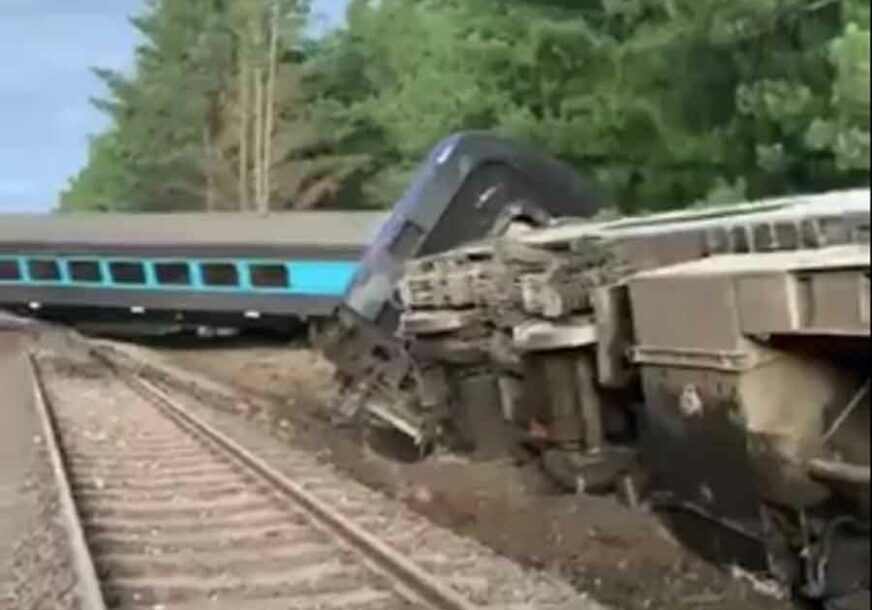 STRAVIČNA NESREĆA Voz iskočio iz šina, ima MRTVIH, ali i povrijeđenih (VIDEO, FOTO)