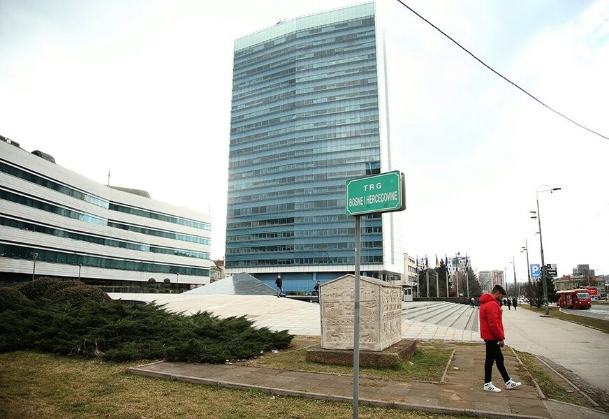 ZAPOSLENO VIŠE OD 18.000 LJUDI Institucije BiH najviše novca troše na plate radnika