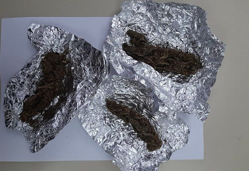 PRETRESEN AUTOMOBIL U JEZERU Policija u "ford fiesti" pronašla 23, 6 grama marihuane