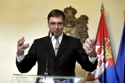 “ALA STE SE ODOMAĆILI” Vučić prekinuo monotoniju i iznenadio kolege u štabu (VIDEO)