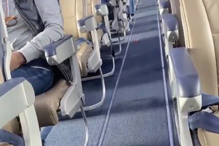 IZMAMILA OSMIJEHE Stjuardesa na skoro praznom letu našla način kako da ZABAVI PUTNIKE (VIDEO)