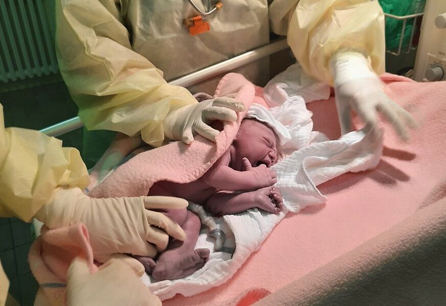 Mama i dječak su dobro: U Bijeljini rođena prva beba u izolaciji (FOTO)