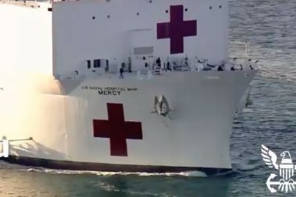 BOLNICA NA VODI Američki vojni brod zaplovio ka Njujorku (VIDEO)