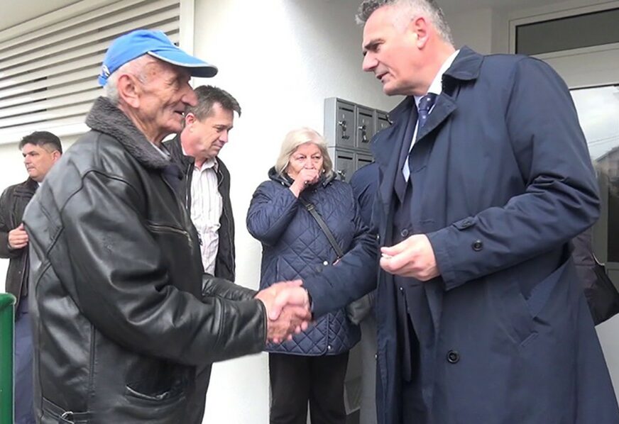 "VELIKI DAN ZA KORISNIKE" Osam porodica povratnika i raseljenih dobilo ključeve stanova