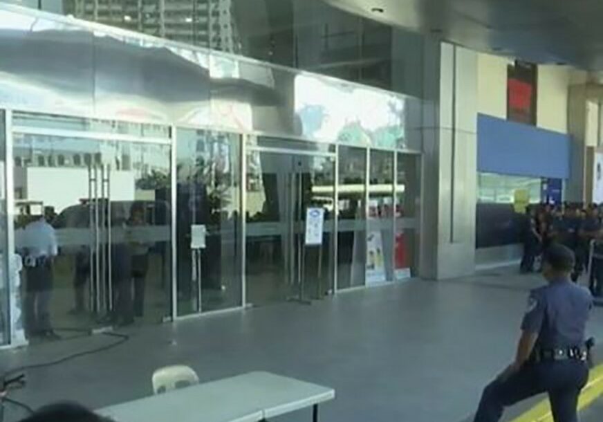 BIJESAN ZBOG OTKAZA Naoružani muškarac ZAROBIO 30 ljudi u tržnom centru, pucao u jednu osobu (VIDEO)