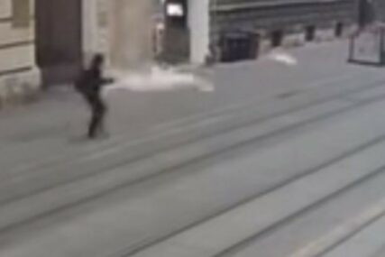ZA DLAKU IZBJEGAO SMRT Čovjek se našao na u ulici u trenutku kada se Zagreb POČEO TRESTI (VIDEO)