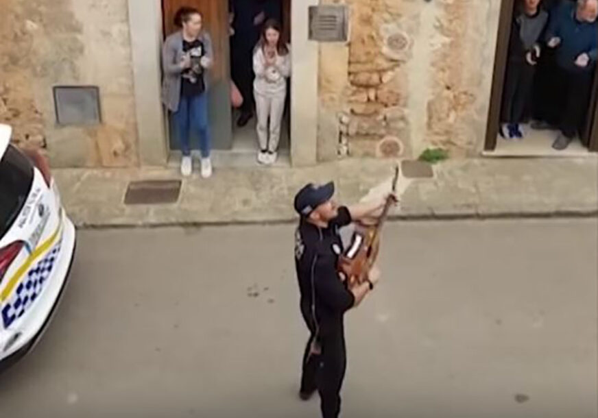 "UN, DOS, TRES" Španski policajci igrom i pjesmom ZABAVLJALI DJECU u izolaciji (VIDEO)