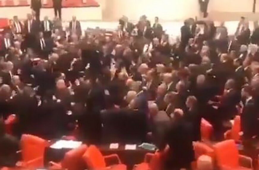 TUČA U TURSKOM PARLAMENTU Poslanici se penjali na stolove i tukli kolege, a sve zbog ERDOGANA (VIDEO)