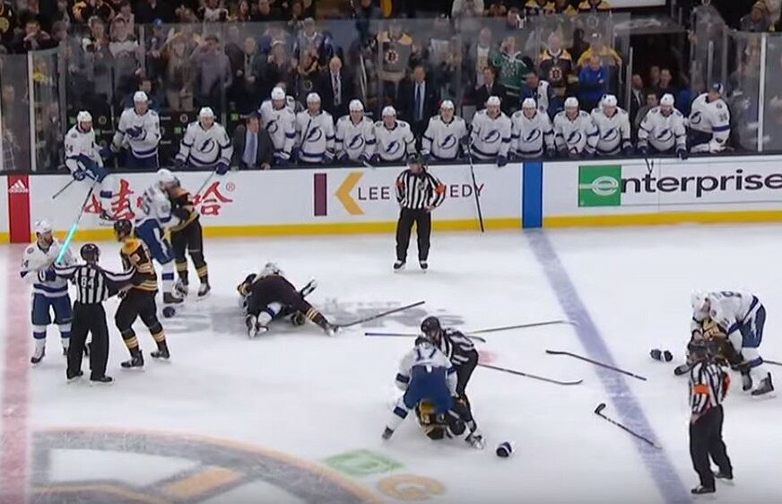 Hokejaši Bostona i Tampe napravili KAFANSKU TUČU na ledu (VIDEO)