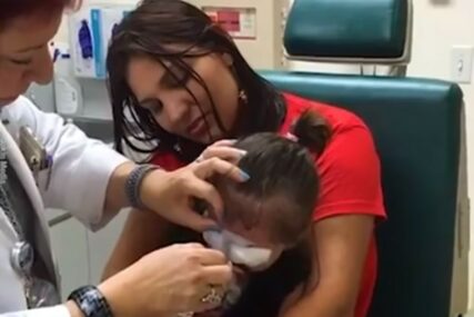 Nisu mogli da sakriju suze: Djevojčica je rođena slijepa, a nakon operacije je progledala (VIDEO)