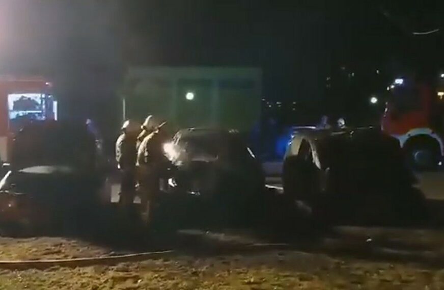 BUKTINJA USRED NOĆI Na parkingu u Prijedoru izgorio putnički automobil (FOTO)
