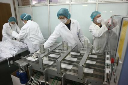 MAŠINE DOBILE NOVU NAMJENU Iz ove fabrike dnevno izađe 50.000 zaštitnih maski
