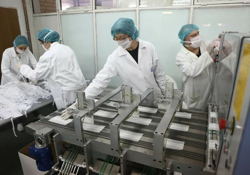 MAŠINE DOBILE NOVU NAMJENU Iz ove fabrike dnevno izađe 50.000 zaštitnih maski