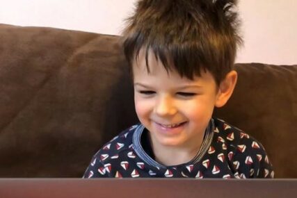 CIJELI SVIJET VIDIO DUŠANOV ROĐENDAN Dječak (6) u izolaciji dobio najljepši poklon (VIDEO) 