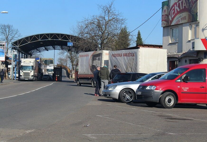 PUTNICI SARAĐUJU SA INSPEKTORIMA Nadzor na graničnim prelazima bez problema