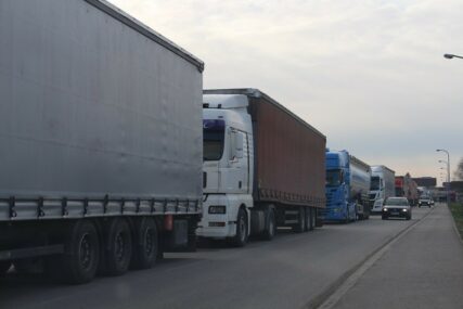 Pravilo važi do 1. septembra: Zabrana kretanja kamionima od Herceg Novog do Ulcinja