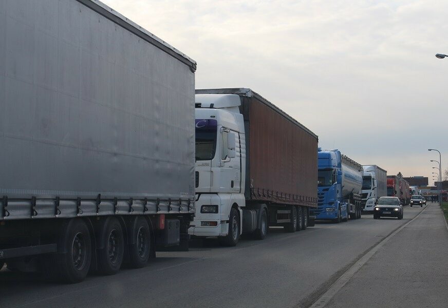 Zaustavljeni oko dva sata: Teretna vozila čekaju na prelazu Sremska Rača