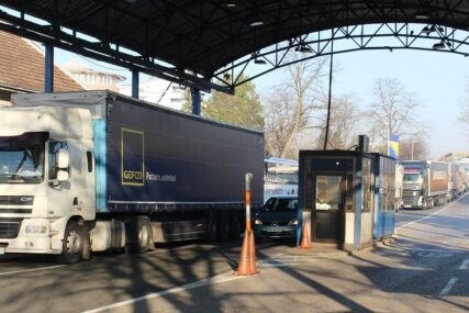Još nije počelo postavljanje šatora u Gradiški: Kamioni i putnici u koloni na ulazu u BiH