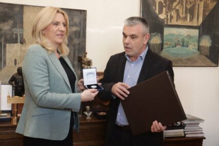 Predsjednici Srpske uručena povelja u znak zahvalnosti Narodnog pozorišta RS