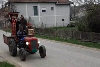 VJEROM PROTIV KORONA VIRUSA U nekoliko gradova POPOVI SA TRAKTORA I IZ KOMBIJA okadili ulice (VIDEO)