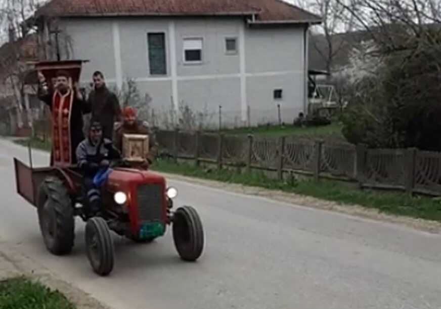 VJEROM PROTIV KORONA VIRUSA U nekoliko gradova POPOVI SA TRAKTORA I IZ KOMBIJA okadili ulice (VIDEO)