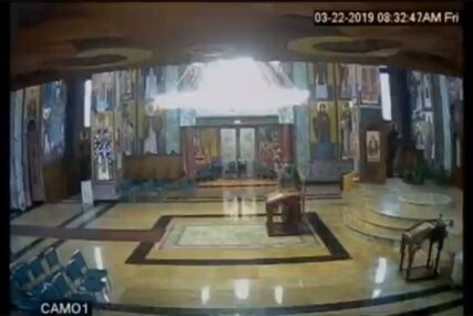 SKANDALOZNO Sveštenik snimljen kako krade novac sa oltara (VIDEO)