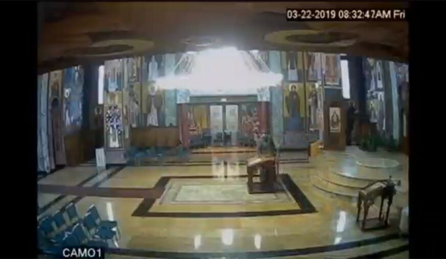 SKANDALOZNO Sveštenik snimljen kako krade novac sa oltara (VIDEO)