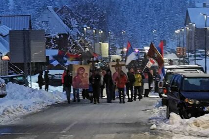 "NEKA NAS VLAST ČUJE" Protesti u Crnoj Gori, Metodije na čelu litije (VIDEO)