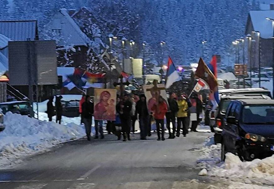 "NEKA NAS VLAST ČUJE" Protesti u Crnoj Gori, Metodije na čelu litije (VIDEO)