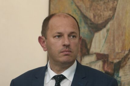 “UVIĐAJU DA LOŠE STOJE” Petrović tvrdi da opoziciji odgovara ODGAĐANJE IZBORA