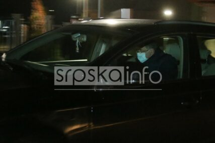 SAM U AUTOMOBILU Ovako je Dodik došao da dočeka pomoć iz Srbije (FOTO)