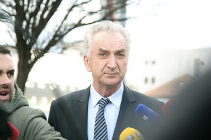 POLITIČARI NASTAVLJAJU ŠIRITI HUMANOST Šarović donira platu bolnici "Srbija"