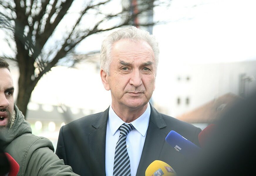 POLITIČARI NASTAVLJAJU ŠIRITI HUMANOST Šarović donira platu bolnici "Srbija"