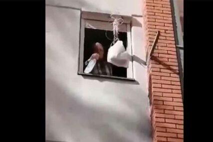 OZBILJNO SHVATIO UPOZORENJA Dizao hranu kanapom uz zgradu, pa je prskao RAKIJOM LOZOM (VIDEO)