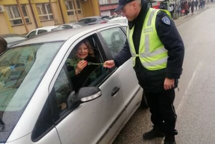 Policija poklanjala sugrađankama CVIJEĆE: Očekivala sam kaznu, PRESJEKLA SAM SE