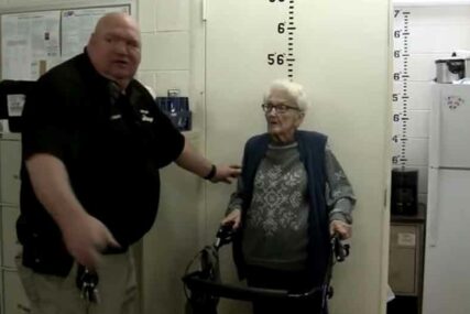 NESVAKIDAŠNJA ŽURKA Policajci ispunili želju baki, svoj STOTI rođendan slavila u ćeliji (VIDEO)