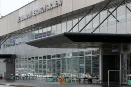 VJETAR OTEŽAO AVIOSAOBRAĆAJ Letovi za Sarajevo se odgađaju ili kasne, avion iz Istanbula sletio u Tuzlu
