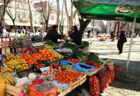 (FOTO) Borovnice 24, trešnje i jagode 10 KM po kilogramu: Paprene cijene voća usred sunčane Hercegovine