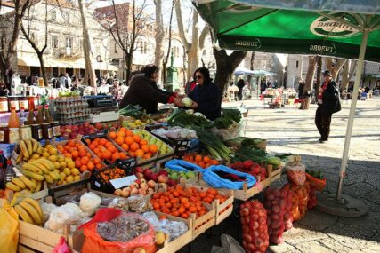 (FOTO) Borovnice 24, trešnje i jagode 10 KM po kilogramu: Paprene cijene voća usred sunčane Hercegovine