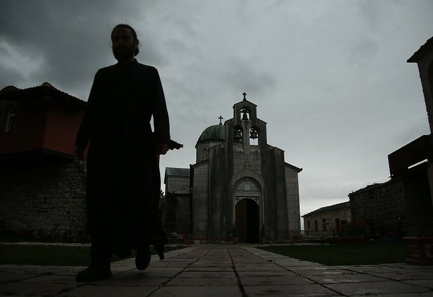 KAPLJICE IZ STARE KAMENE IZBE Sa aromom tradicije Srpskainfo u posjeti podrumima manastira Tvrdoš