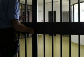PRONAĐEN OBJEŠEN U TOALETU U ćeliji mostarskog zatvora ubio se muškarac (53), koji je pokušao silovati svoju majku