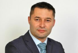 (VIDEO) Gest za pohvalu: Elektrodistribucija Pale DONIRA anatomske ruksake za prvačiće u 13 opština