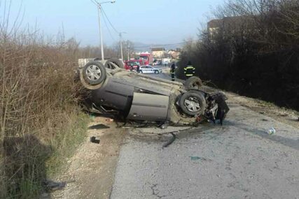 SAOBRAĆAJKA U BANJALUCI Automobil “reno” završio na krovu, intervenisali vatrogasci (FOTO)