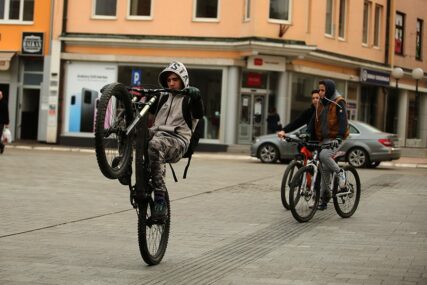 STANJE NA PUTEVIMA U SRPSKOJ Oprez zbog povećanog broja biciklista i motociklista