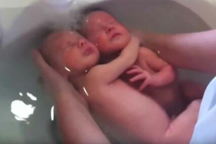 To je ljubav: Čvrst zagljaj novorođenih blizanaca najljepše je što ćete danas vidjeti (VIDEO)